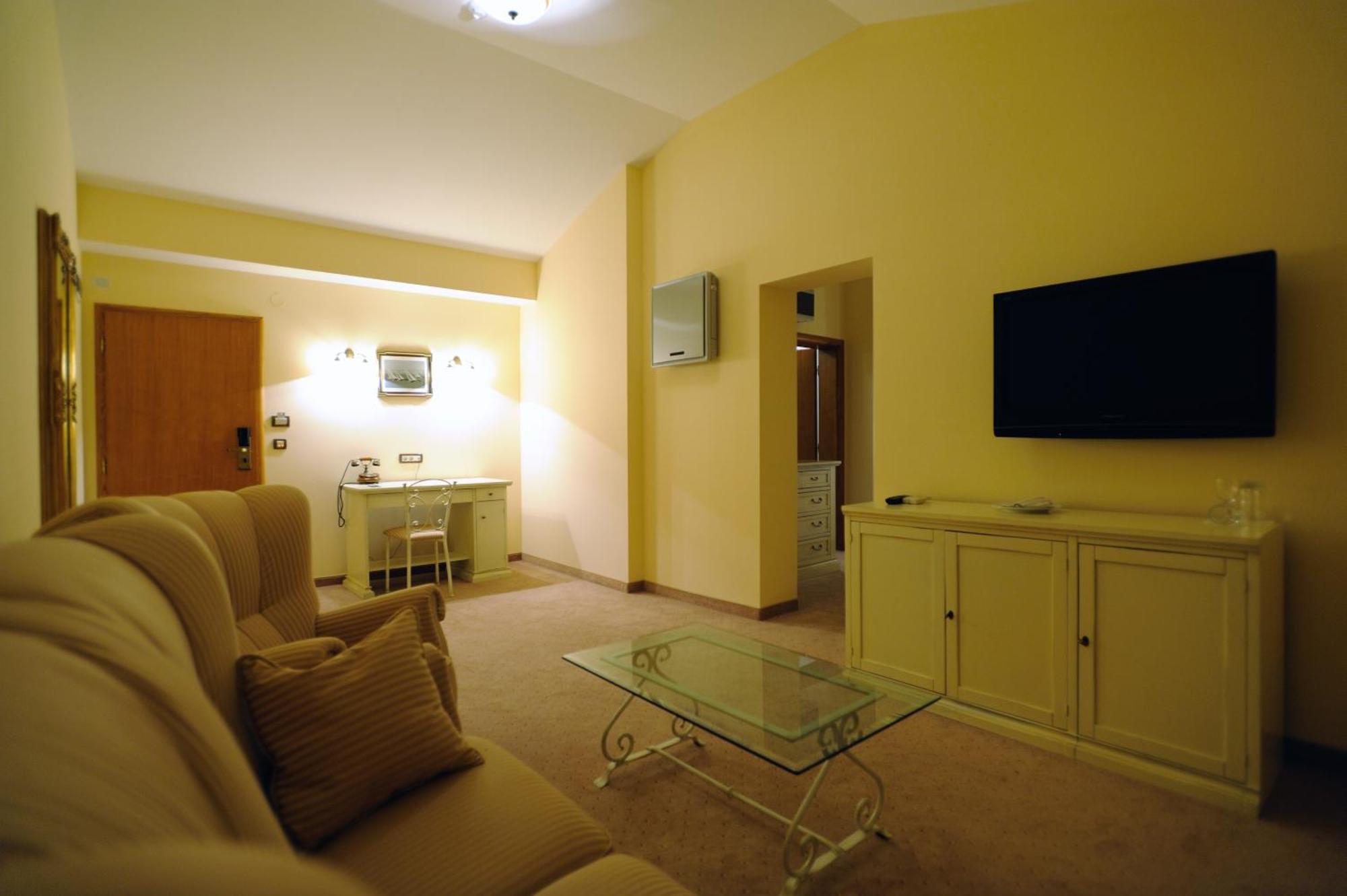 Hotel Solitudo Убли Экстерьер фото