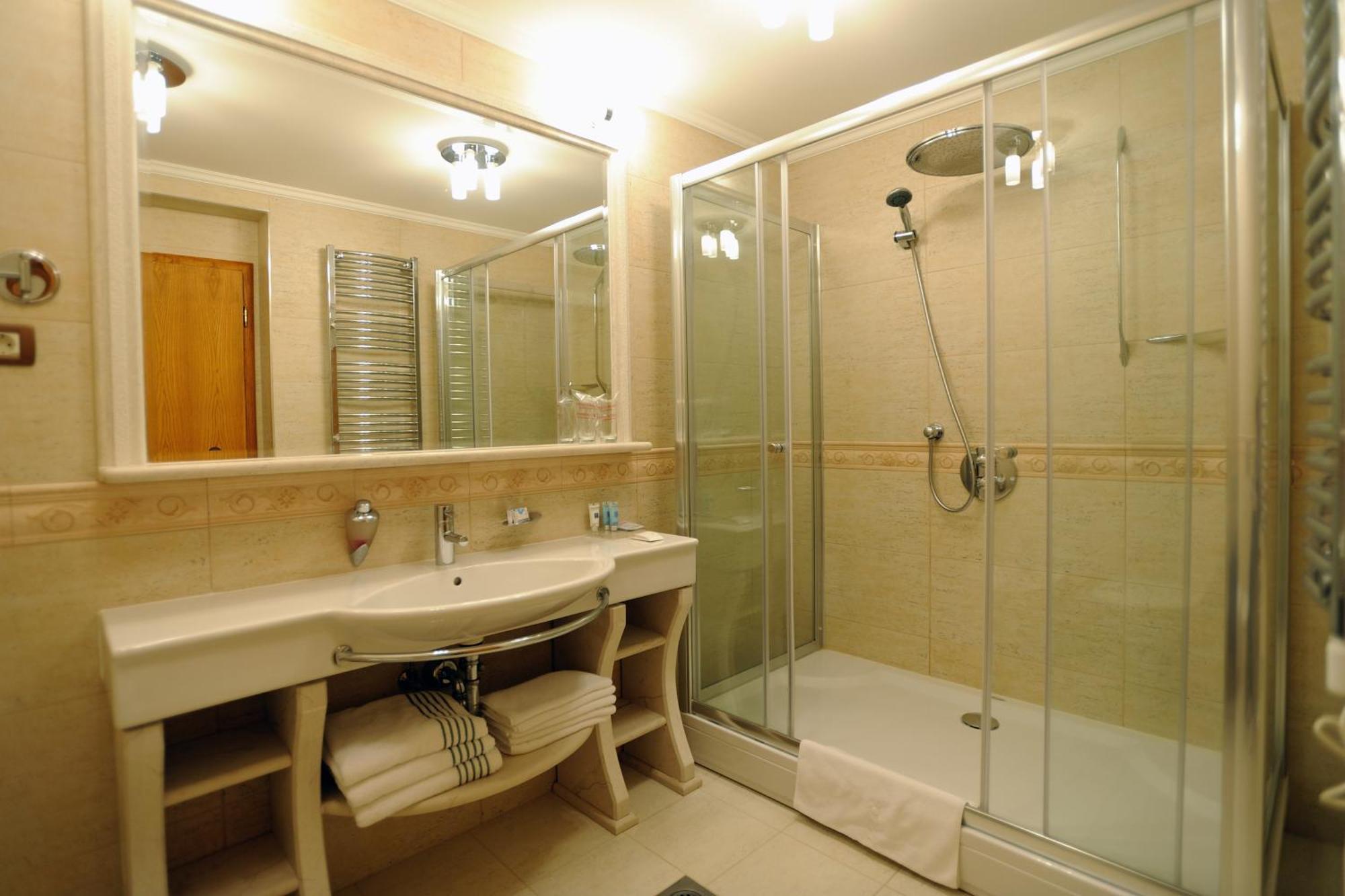 Hotel Solitudo Убли Экстерьер фото